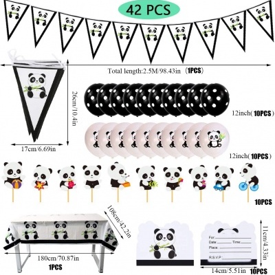 Conjunto de decoração de festa com tema panda: bandeirolas, balões pretos e rosa, toppers de bolo, toalha de mesa e etiquetas para convite.