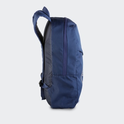 Mochila azul escura vista de lado com alças acolchoadas e bolso lateral