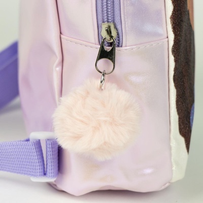 Mochila cor-de-rosa brilhante com pendente pompom cor-de-rosa e alça lilás