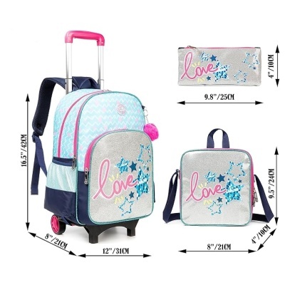 Conjunto escolar azul e prata com texto 'love', mochila com rodas, estojo e mochila pequena.
