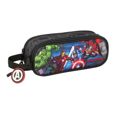 Estojo escolar preto com personagens dos Avengers em frente