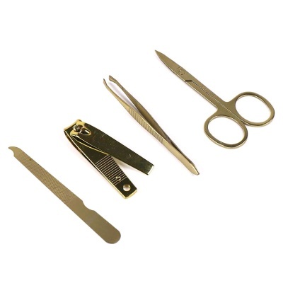 Conjunto dourado de instrumentos de manicure sobre fundo branco