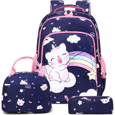 Mochila, lancheira e estojo azul escuro com desenhos de gatos, arco-íris, nuvens e estrelas em rosa e branco.