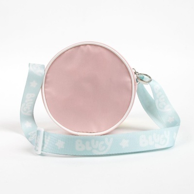 Bolsa redonda rosa com alça azul clara decorada com estrelas e texto Bluey