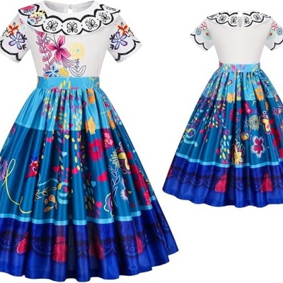 Vestido infantil colorido com flores impressas e saia azul com padrão floral