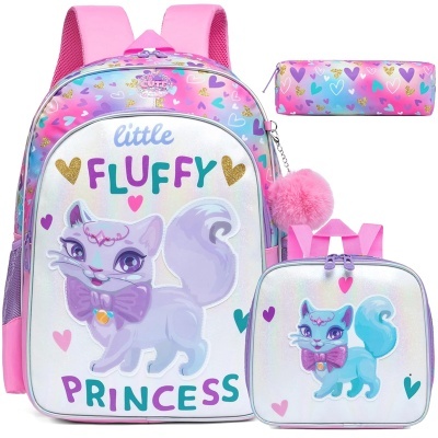 Mochila, lancheira e estojo rosa, branco e lilás com desenho de gato e texto 'little FLUFFY PRINCESS'