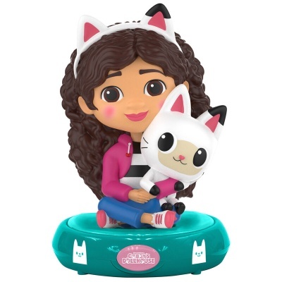 Figura de menina com tiara de gato sentada numa base azul-turquesa com boneco de gato