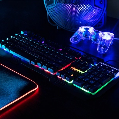Teclado e rato retroiluminados com luzes RGB em ambiente escuro