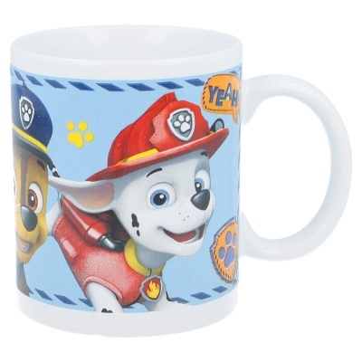 Caneca branca com personagens da Patrulha Pata em fundo azul claro