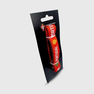 Pulseira vermelha com texto Portugal e símbolo, em embalagem preta