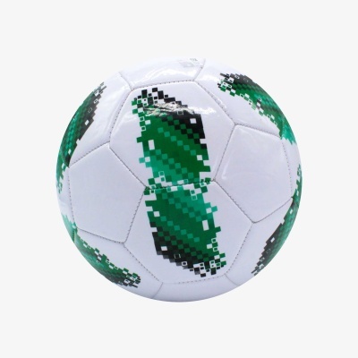 Bola de futebol branca com padrão pixelizado verde e preto