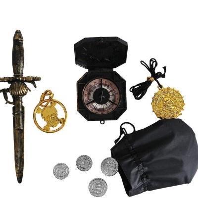 Conjunto de acessórios de caçador de relíquias com adaga, bússola, chaveiro, moeda e saco preto.