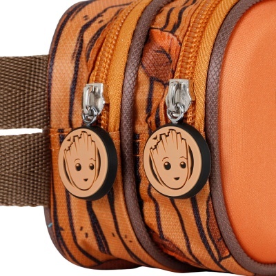 Saco com padrão de madeira e puxadores com a cara do Groot