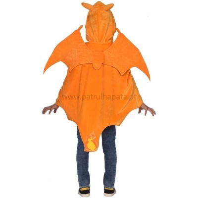 Criança com capa laranja de Charizard vista de costas
