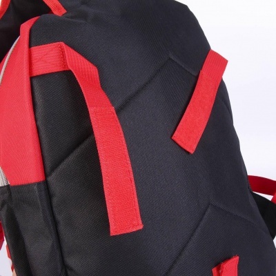 mochila preta com detalhes vermelhos em fundo branco