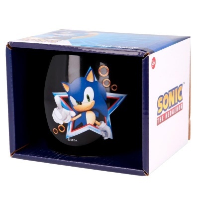 Caneca preta com desenho do personagem Sonic em caixa azul e branca