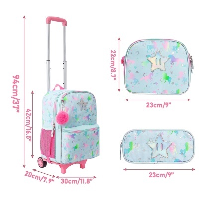 Mala de viagem azul claro com padrão de unicórnios coloridos e detalhes cor de rosa