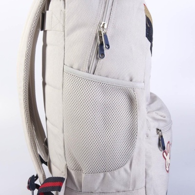 Mochila cinza clara com bolso lateral em malha e fechos de correr