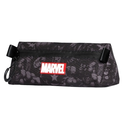 Estojo preto com padrão de personagens Marvel e logótipo MARVEL vermelho e branco