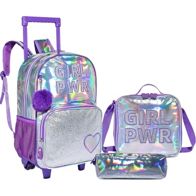 Conjunto escolar holográfico com mochila de rodas, bolsa tiracolo e estojo, com texto 'GIRL PWR' em roxo.