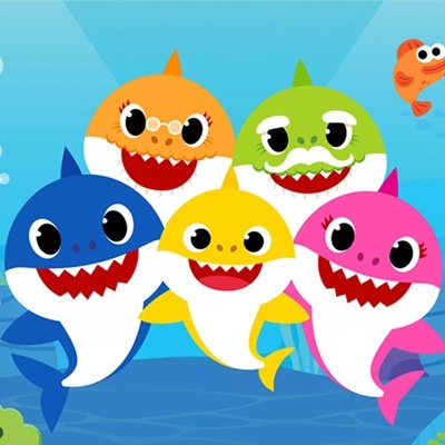 Cinco tubarões animados coloridos com um peixe laranja no fundo azul do mar