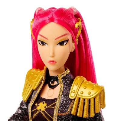 Boneca com cabelo rosa, ombreiras douradas e roupa preta com padrões amarelos