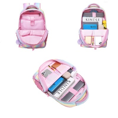 Mochila colorida pastel com interior rosa e vários bolsos, contendo kindle e acessórios.