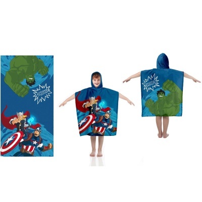 Toalha e poncho infantil azul com estampados Marvel Hulk, Thor e Capitão América e texto Exclusive.