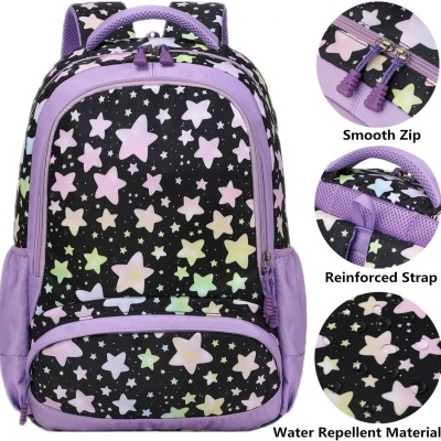 Mochila preta com estrelas coloridas e detalhes lilás