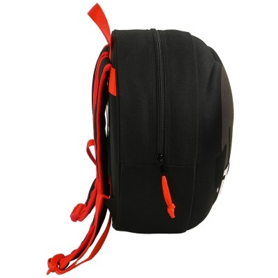 Mochila preta com detalhes vermelhos vista de lado