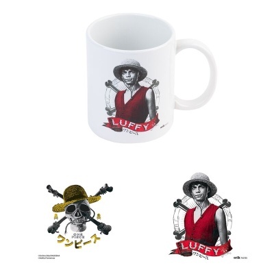 Caneca branca com personagem de anime e texto LUFFY
