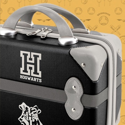 Mala rígida preta e cinzenta com tema Hogwarts, alça cinzenta e detalhes metálicos