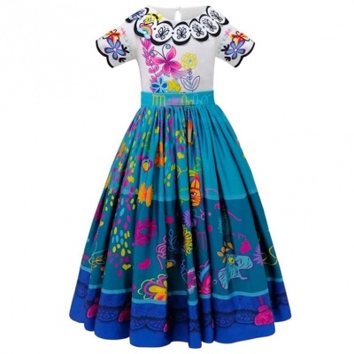 Vestido colorido com saia rodada azul e azul-escuro e parte de cima branca com bordados florais