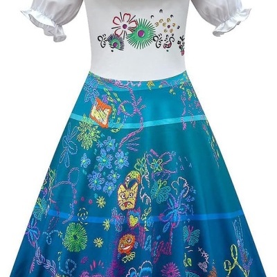 vestido longo branco com babados pretos e saia azul estampada colorida