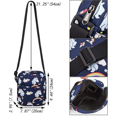 Mala pequena azul escura com padrão de unicórnios e arco-íris