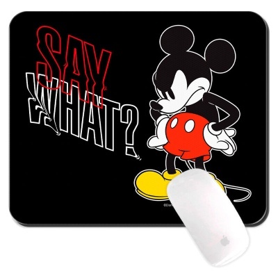 Tapete de rato preto com desenho de Mickey Mouse e texto SAY WHAT?