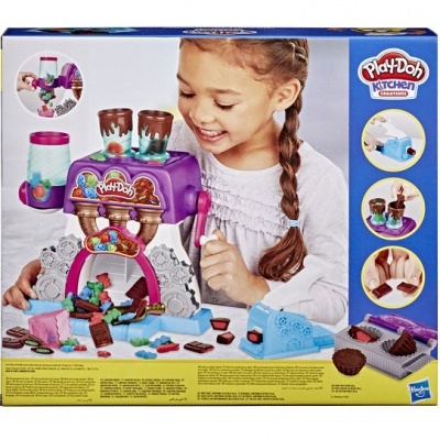 Brinquedo Play-Doh Kitchen Creations para moldar chocolates e criança a brincar