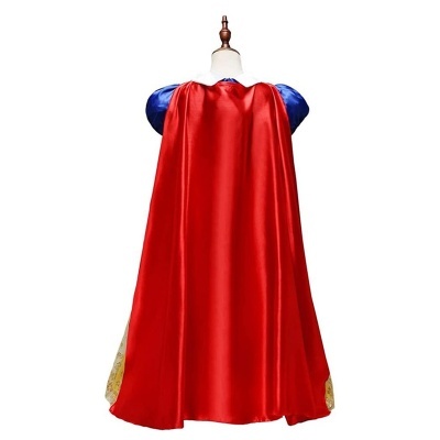 Capa vermelha brilhante com detalhes dourados pendurada em manequim