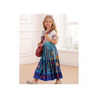 Menina com vestido azul floral e bolsa vermelha numa sala clara