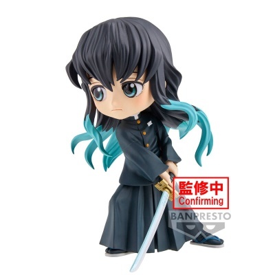Figura colecionável de anime com cabelo preto e azul turquesa, roupa preta e katana