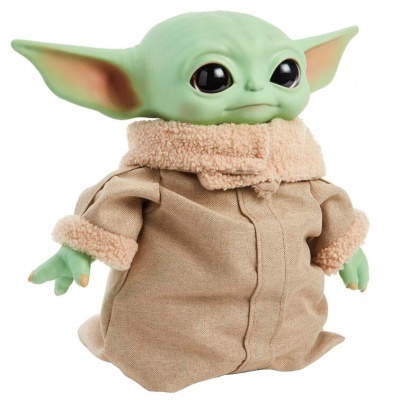 Boneco Baby Yoda com roupa bege de pelo sintético