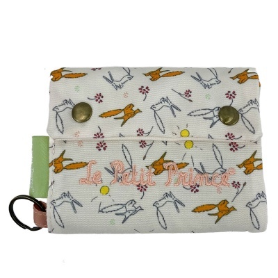 Carteira branca com padrão de pássaros e texto bordado Le Petit Prince
