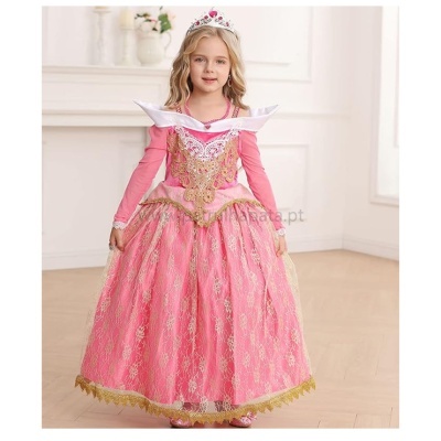 Menina com vestido de princesa cor-de-rosa e coroa