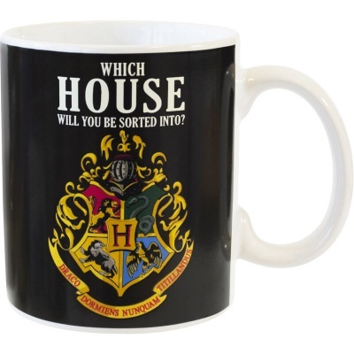 Caneca preta com brasão de Hogwarts e texto em branco