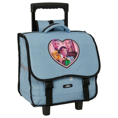 Mochila de rodinhas azul claro com estampa de três personagens femininas num coração cor-de-rosa.