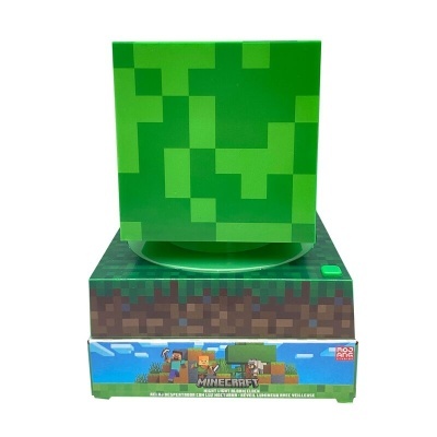 Figura luminosa Minecraft em forma de bloco verde pixelado com base de bloco de terra.