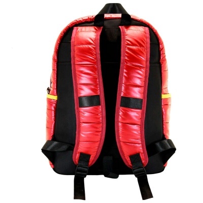 mochila vermelha com alças acolchoadas e detalhes pretos e amarelos