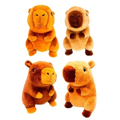 Quatro peluches de capivaras castanhas e laranja sobre fundo branco