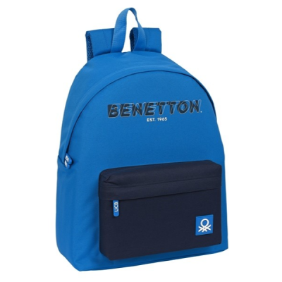 Mochila azul com bolso frontal azul escuro e texto BENETTON
