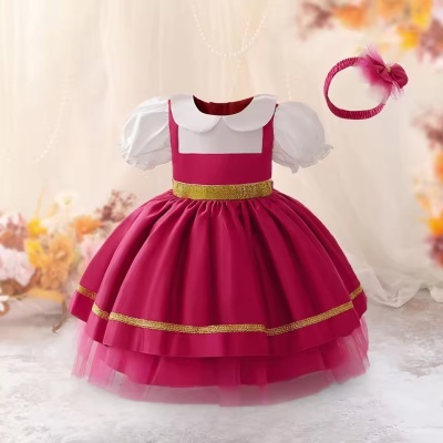 Vestido infantil rosa e branco com fita rosa e laço em fundo neutro com flores